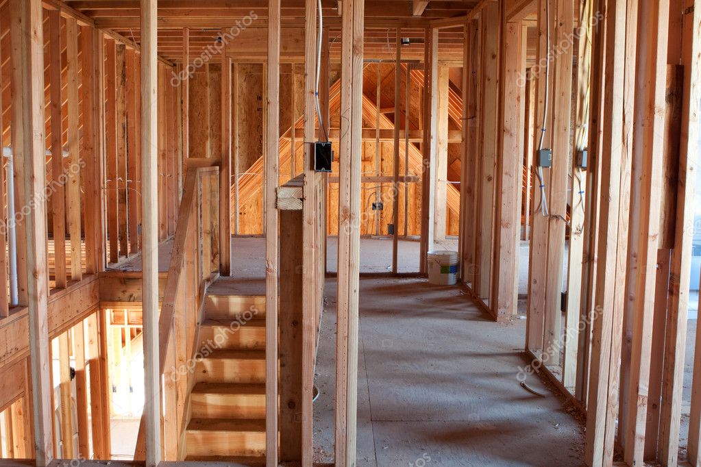 Hausmeister kontrolliert ein Treppenhaus