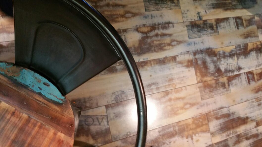 Moderner Wohnraum mit verlegtem Vinylboden