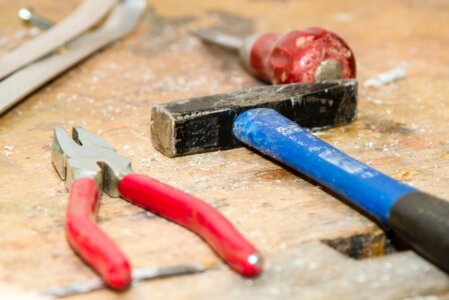 Handwerker bessert eine beschädigte Wandkante aus